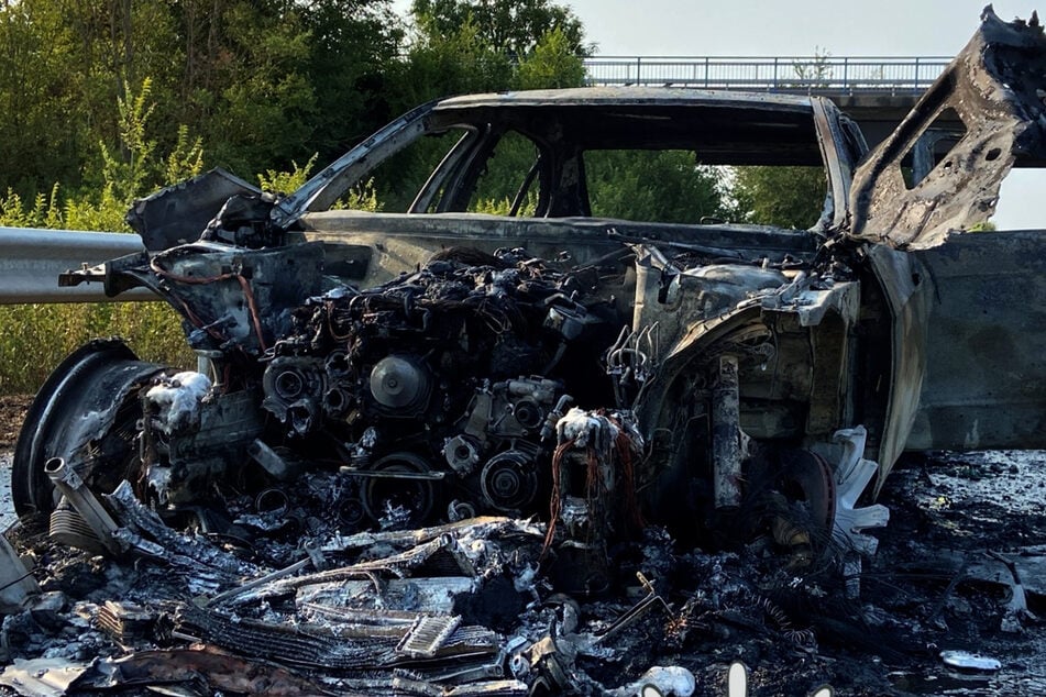 Mercedes fängt auf A61 plötzlich Feuer und steht kurz darauf in Flammen: Fahrer (19) reagiert gerade rechtzeitig