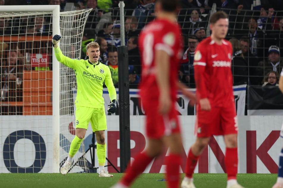 Bielefelds Keeper Jonas Kersken feiert seinen gehaltenen Elfmeter.