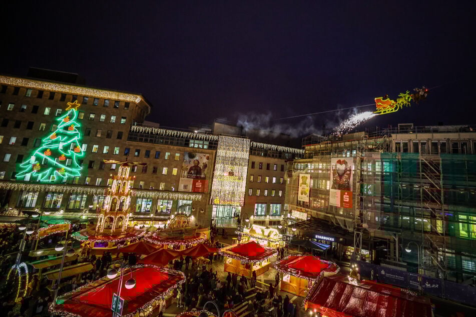 Am Bochumer Weihnachtsmarkt "fliegt" zweimal täglich der Weihnachtsmann mit seinem Schlitten und rotnäsigen Rentieren über den Platz.