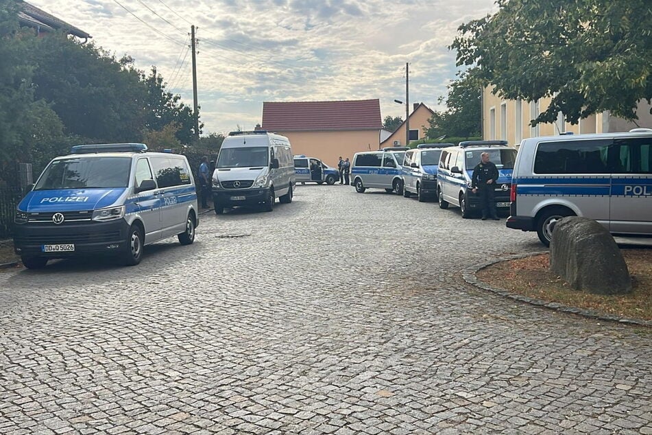 Der Bereich um das Schloss stand voller Polizei-Fahrzeuge.