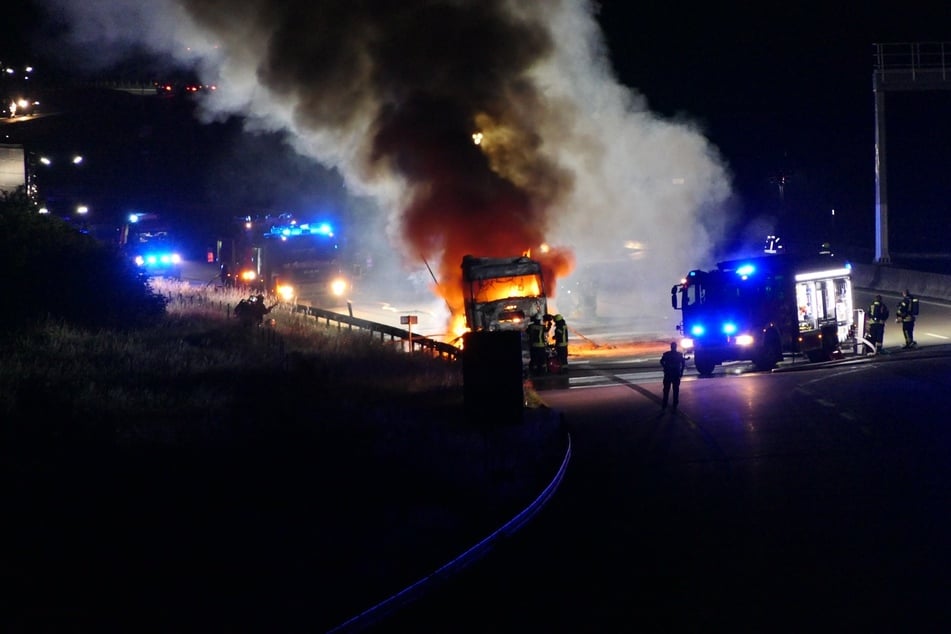 Auf der A38 bei Leipzig ist Sonntagnacht ein Sattelzug in Brand geraten.