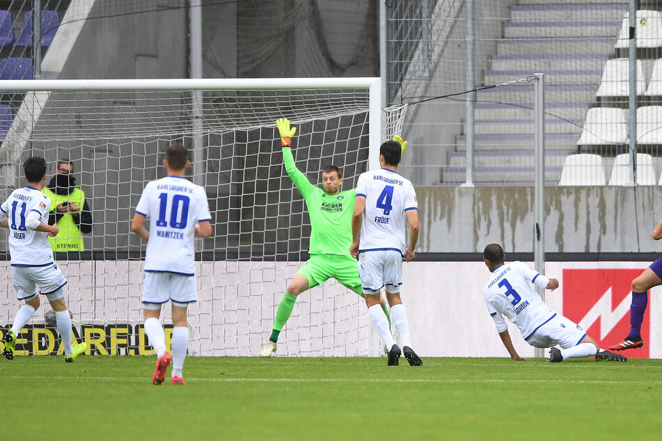 Und da macht es bumms: Florian Krüger (r.) nagelt beim 1:0 gegen den Karlsruher SC die Kugel unters Dach. In der abgelaufenen Saison traf er siebenmal, bereitete neun Treffer vor.