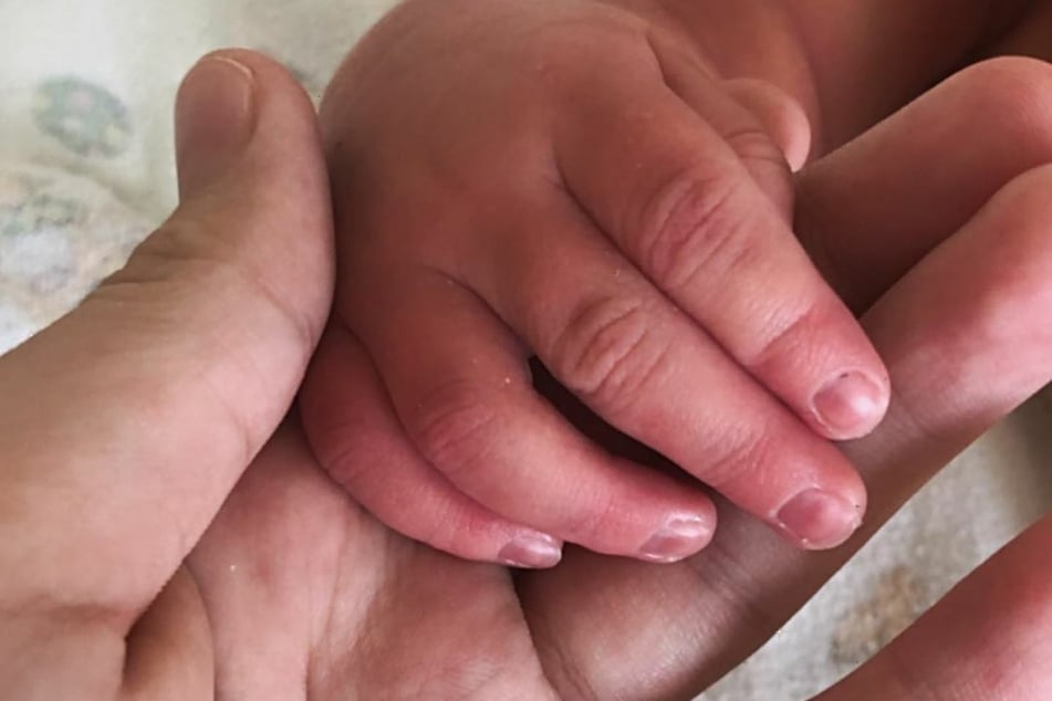 Das bisher einzige Foto von Emilia zeigt, wie Mutter Darya die Hand des Neugeborenen hält.