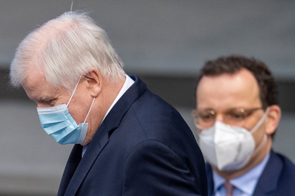 Horst Seehofer (71, CSU), Innenminister, setzt sich in der Plenarsitzung des Deutschen Bundestages hin. Im Hintergrund sitzt Gesundheitsminister Jens Spahn (40, CDU).