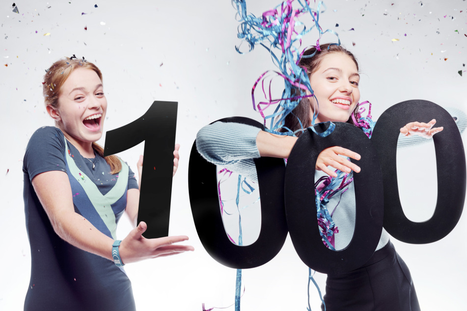 Die 1000 werden bald voll gemacht: Carlotta Weide (l.) spielt Cacilia Amelie von Toll und Linda Schablowski (r.) spielt Leni Freytag in der Serie "Schloss Einstein".