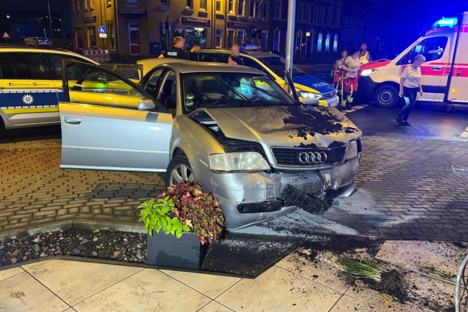 Der Audi-Fahrer war zu schnell unterwegs und krachte gegen eine Hauswand.