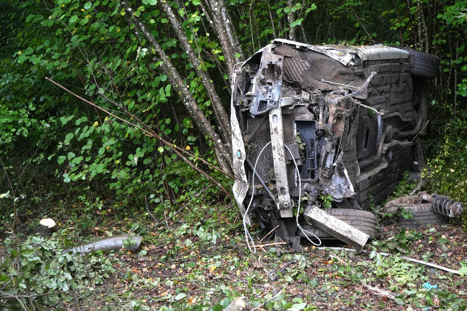 BMW überschlägt sich und landet im Wald: Junger Fahrer hatte Schutzengel!