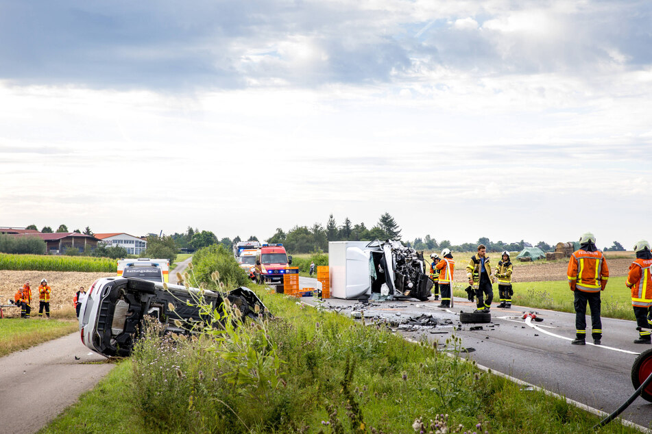 Auch aus einer ferneren Perspektive wirkt der Unfall nicht minder dramatisch.