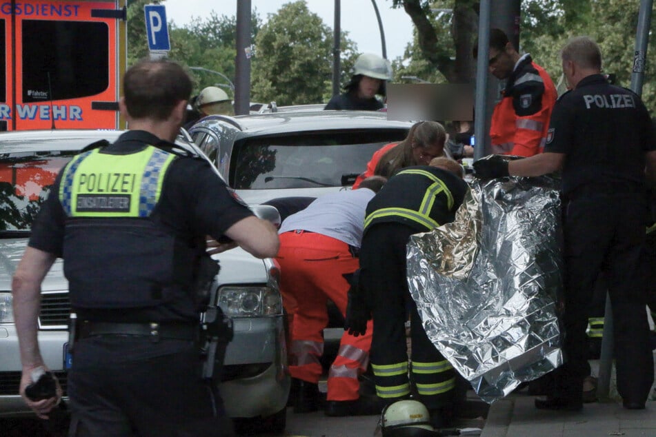 Ein Mann wurde bei einem Unfall in Hamburg-Neugraben lebensgefährlich.