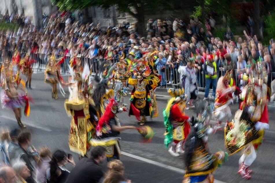 Der Berliner Karneval der Kulturen zieht mit seiner Parade auf die Frankfurter Allee um.