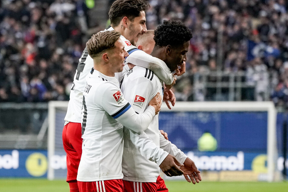 HSV-Youngster Faride Alidou (r.) lässt sich nach seinem sehenswerten Treffer zum 1:0 gegen den FC Ingolstadt von seinen Teamkollegen feiern.