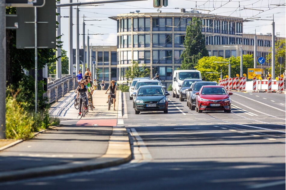 Fahrradfahrer auf der Albertbrücke: Im Umfeld des Sachsenplatzes könnten Barometer aufgestellt werden.