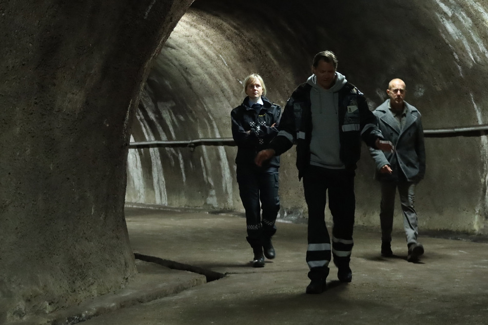 Lennart (Per Kjerstad, 46, M.) zeigt Max Grosz (Heino Ferch, 60, r.) und Polizistin Thea Koren (Ingrid Bolsø Berdal, 43) den Svalbard-Saatguttresor - eine Szene aus "Die Saat - Tödliche Macht".