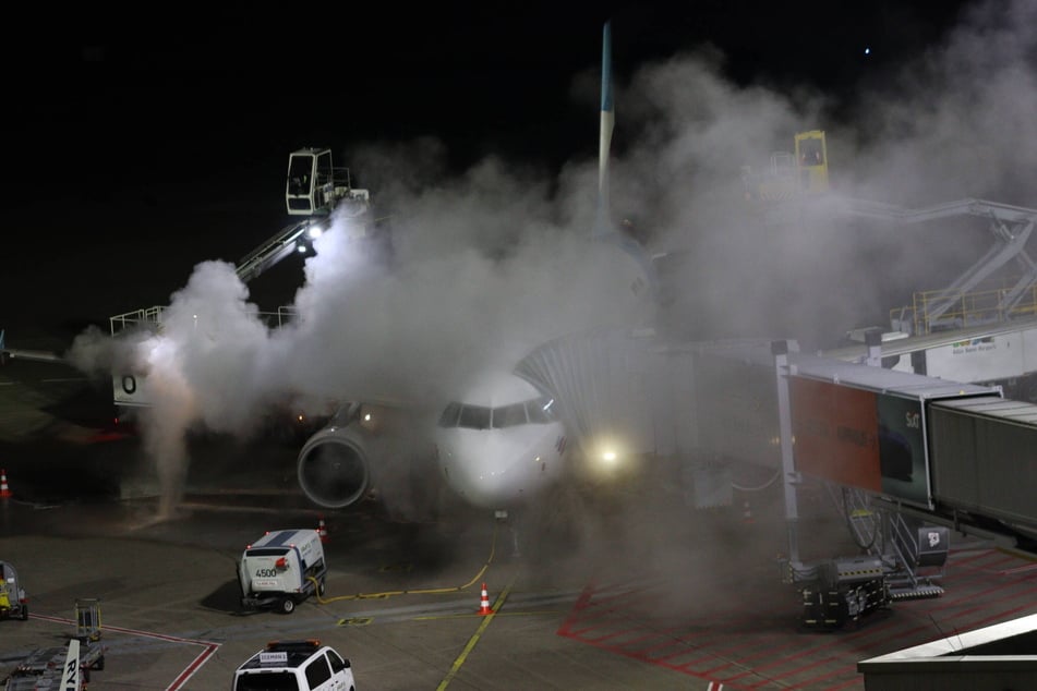 Entgleisungsteams wurden am frühen Morgen des ersten Weihnachtsfeiertages am Flughafen Köln/ Bonn auf Trab gehalten.