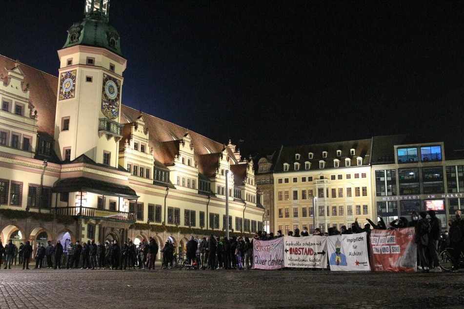 Den rund 200 "Querdenkern" standen am Freitagabend etwa 100 Gegendemonstranten gegenüber.