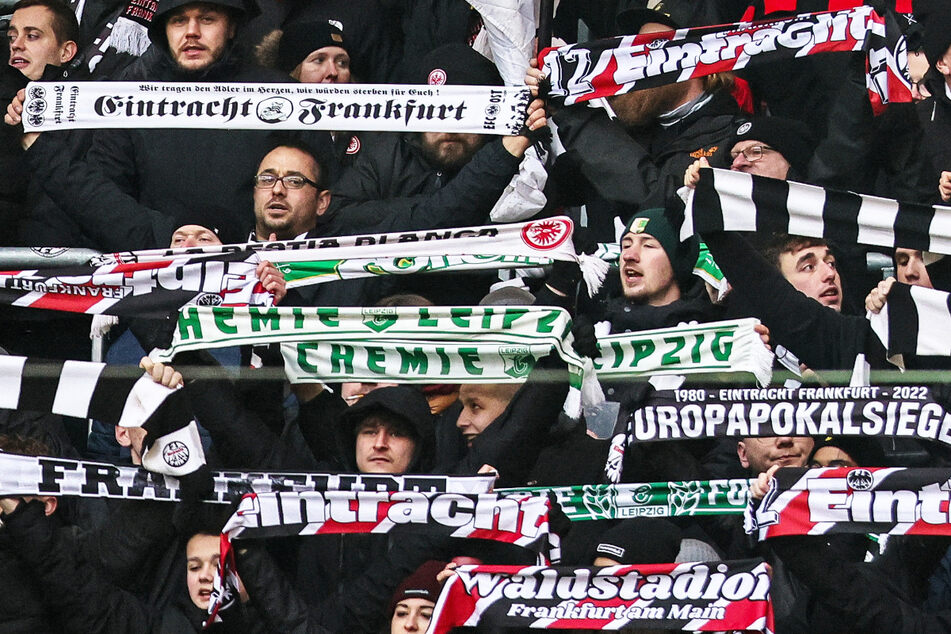 Fans von Eintracht Frankfurt können ihre Verbundenheit mit dem Verein seit heute auch mit einem Jubiläumstrikot zum 125-jährigen Bestehen der SGE zum Ausdruck bringen.