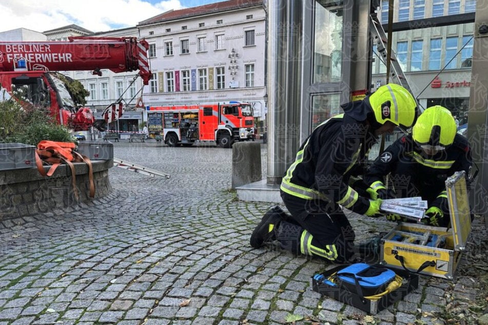 Berlin: Frau bleibt in Toiletten-Lift stecken: Feuerwehr muss zu Hilfe eilen