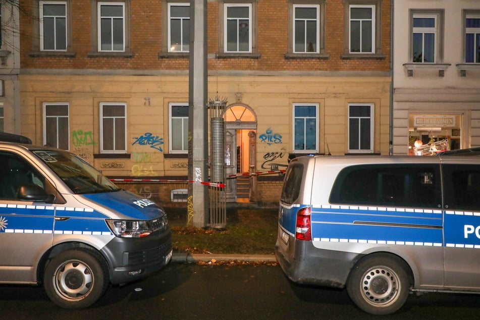 Polizisten haben das Wohnhaus an der Georg-Schumann-Straße abgesperrt. Im Hinterhof kam es zur tödlichen Tragödie.