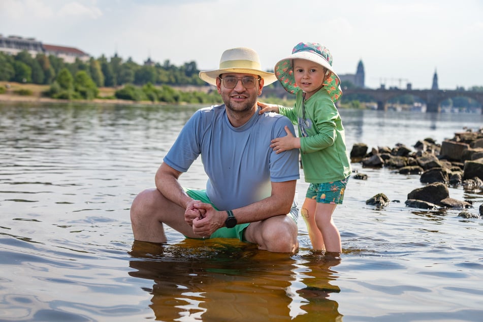 Marcel (39) und sein Filius Theodor (3) kühlten sich am Sonntag in der Elbe ab.