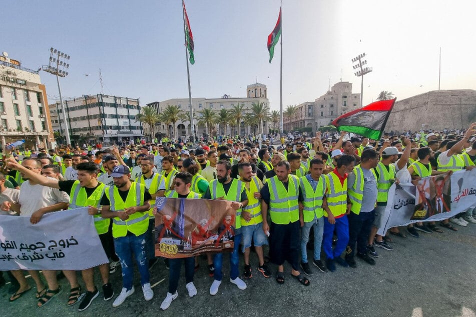 Libyer versammelten sich auf dem Märtyrerplatz in der Hauptstadt Tripolis, um gegen die politische Situation und die schlechten Lebensbedingungen zu protestieren.