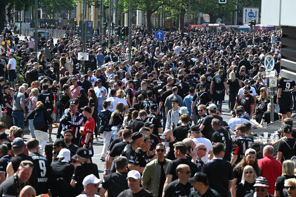 Die Fans von Eintracht Frankfurt starteten einen friedlichen Fanmarsch vom Theodor-Heuss-Platz zum Olympiastadion in Berlin.