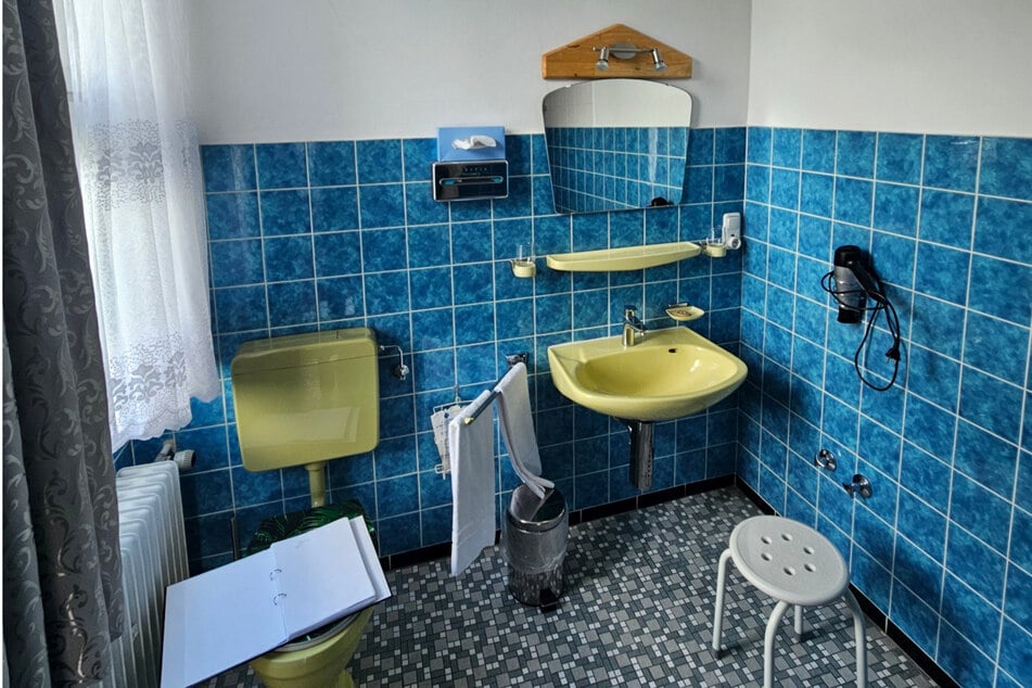 Auch die Sanitärräume haben eine Komplett-Verwandlung bekommen. So sah ein Badezimmer des Hotels vorher aus.