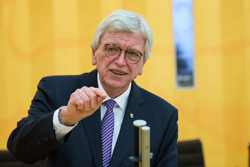 Hessens Ministerpräsident Volker Bouffier (69, CDU) wird die Beschlüsse im Anschluss an die Kabinettssitzung vorstellen.