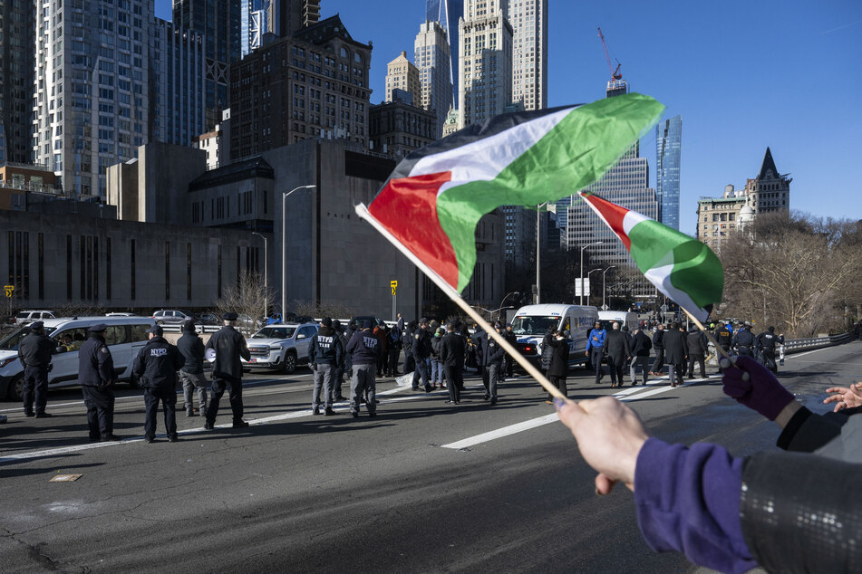 Protesters demanding end to Israel's assault on Gaza block New York bridges