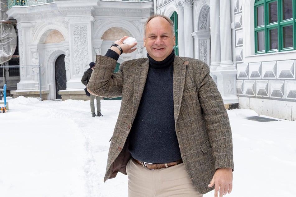 OB Dirk Hilbert (54, FDP) genoss das Winterwetter mit einer Schneeballschlacht.