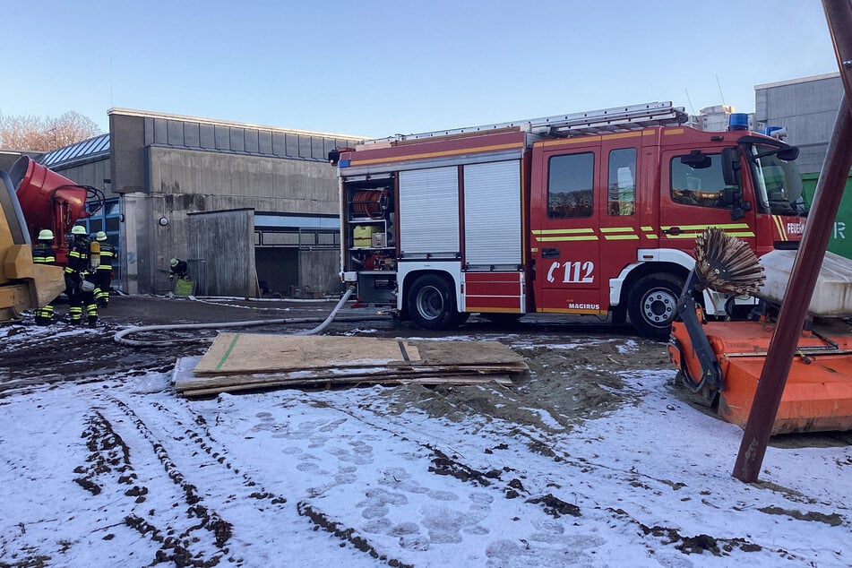 Bei der Feuerwehr München sind am Wochenende mehrere Notrufe eingegangen, die zu teils größeren Einsätzen führten. Das Bild zeigt einen Einsatz in einer leer stehenden Schule im Münchner Osten.