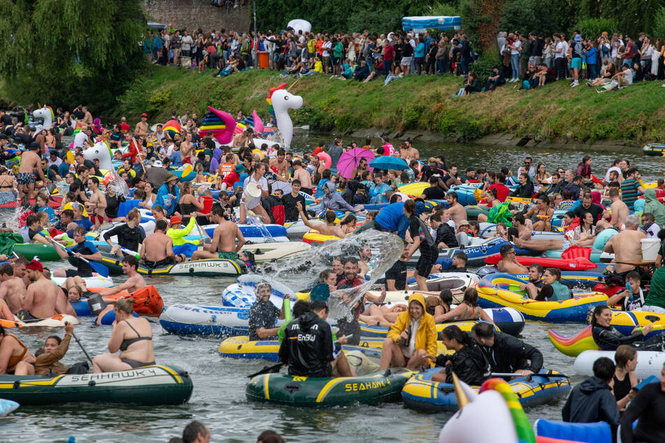 Am Nachmittag versammeln sich die Teilnehmenden auf der Donau.