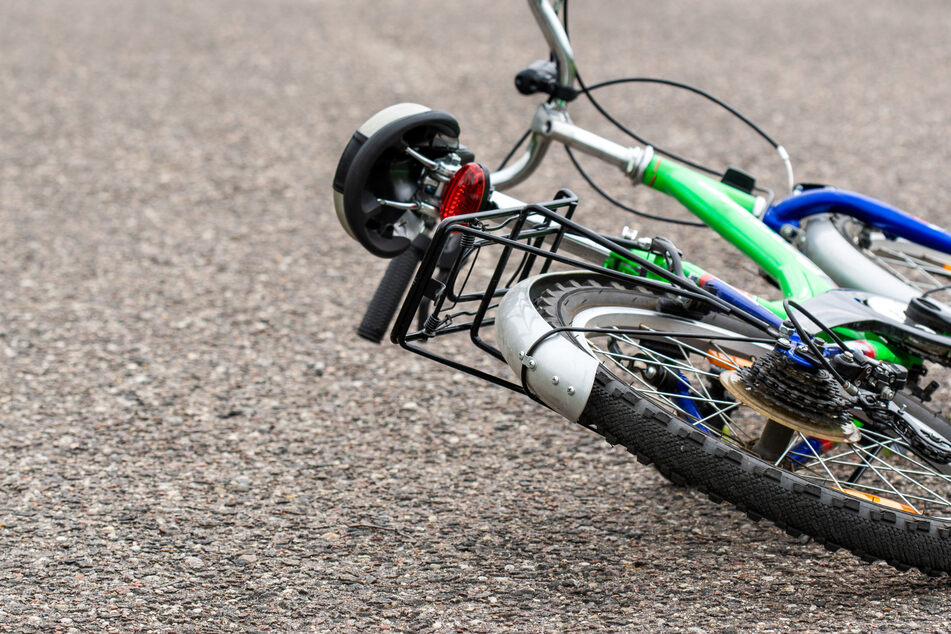 Transporter rauscht in Radfahrerin: Mädchen (12) muss ins Krankenhaus