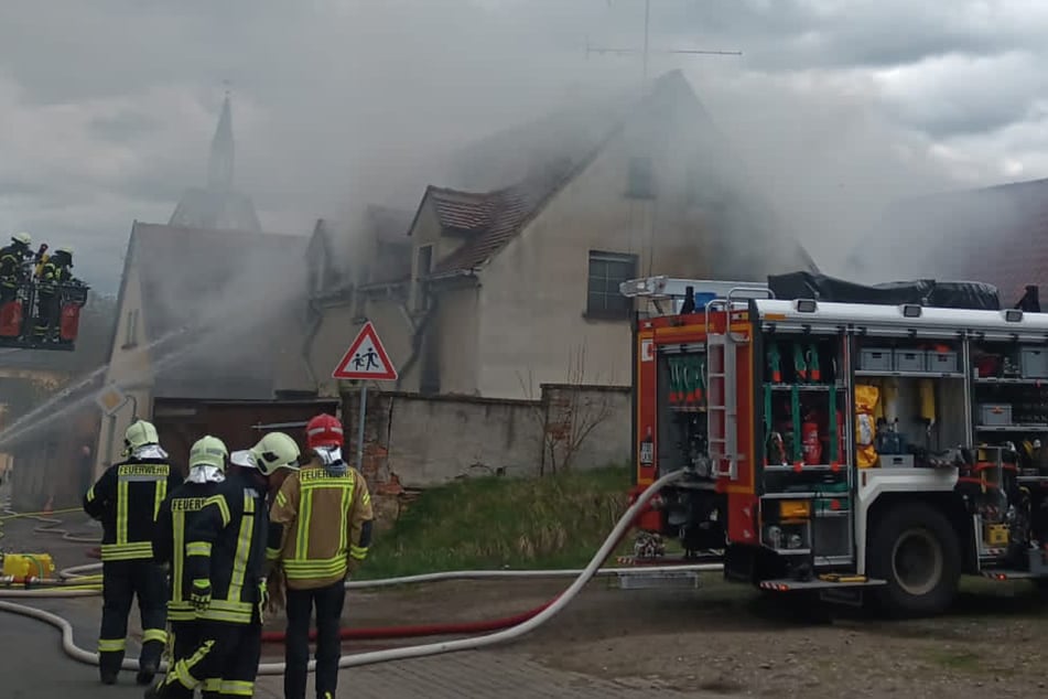 Nordsachsen: Wohnhaus bei Brand vollständig zerstört, Eigentümer im Krankenhaus