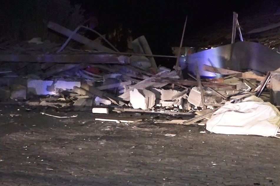 Eine Garage in Zwingenberg wurde durch eine heftige Explosion komplett zerstört.