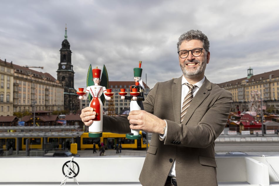 Stefan Heilig (49), Leiter Kommunale Märkte im Amt für Wirtschaftsförderung, zeigt die beiden Lichterfiguren des Marktes: Engel (l.) und Bergmann.