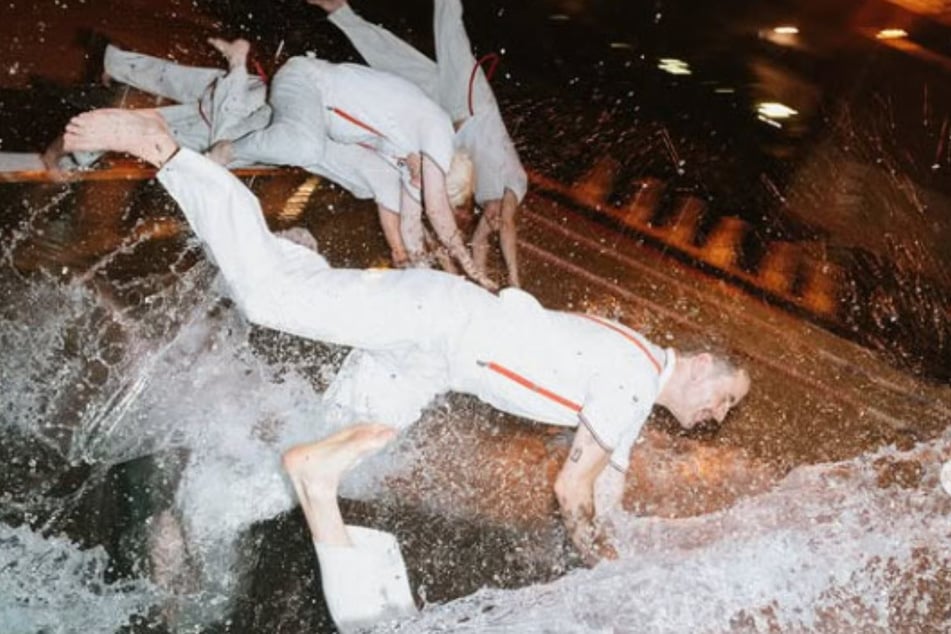 Mit voller Wucht sprang die fünfköpfige Band samt Klamotten ins Schwimmbecken. Das Foto sorgte auf Instagram für viele Kommentare.