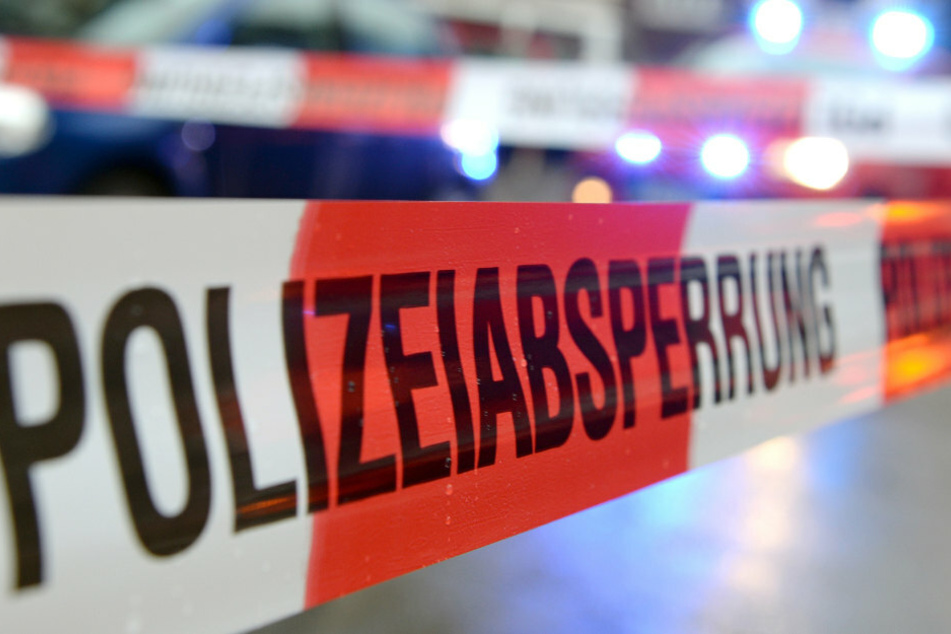 Ein Flatterband mit der Aufschrift "Polizeiabsperrung" ist an einem Einsatzort zu sehen. (Archivbild, Symbolbild)