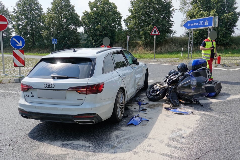 Der Audi-Fahrer (57) wollte von der B98 auf die A13 abbiegen, als es zum Zusammenstoß mit dem Biker (67) kam.