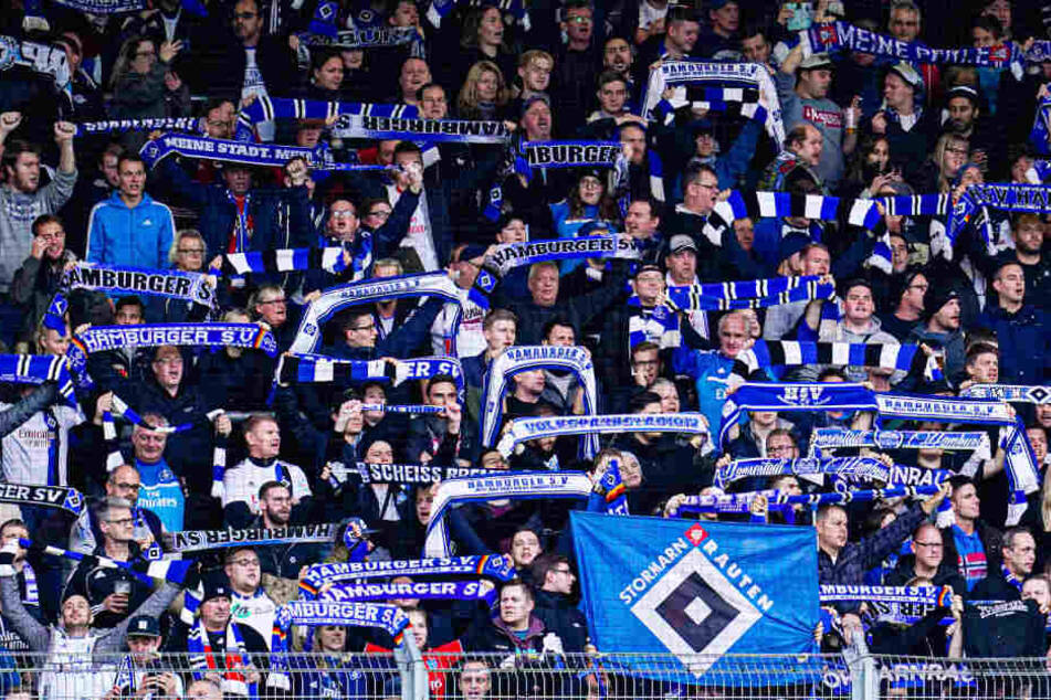 HSV-Fans fiebern beim Spiel ihrer Mannschaft mit. (Archivbild)