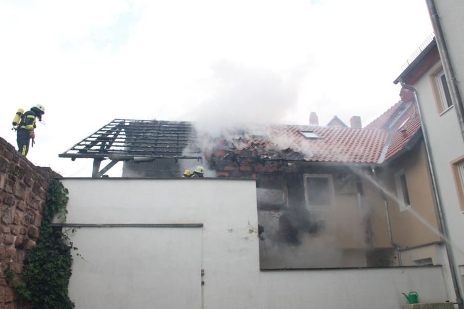 Wegen der engen Bebauung musste die Feuerwehr noch stärker darauf achten, dass keine weiteren Häuser in Gefahr gerieten.