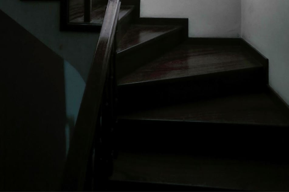In einem Schrank unter der Treppe war die Leiche versteckt.