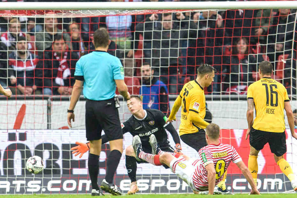 Mittendrin im Abwehrchaos: Sören Gonther (3.vl.) und Philip Heise können das 2:0 für Köln durch Simon Terodde nicht verhindern.
