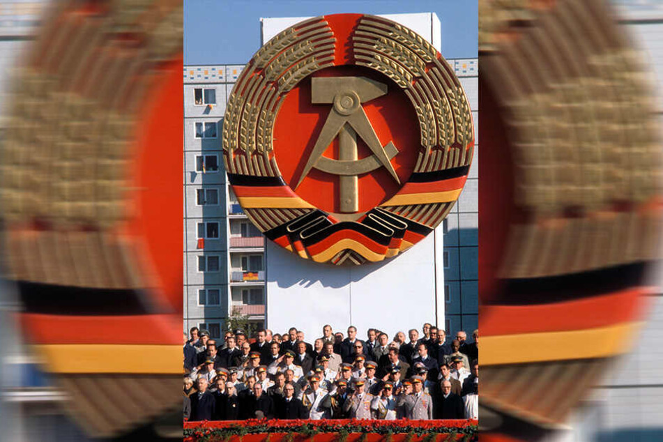 Damals war's... Hammer, Zirkel und Ährenkranz hatten am 7. Oktober Konjunktur.
