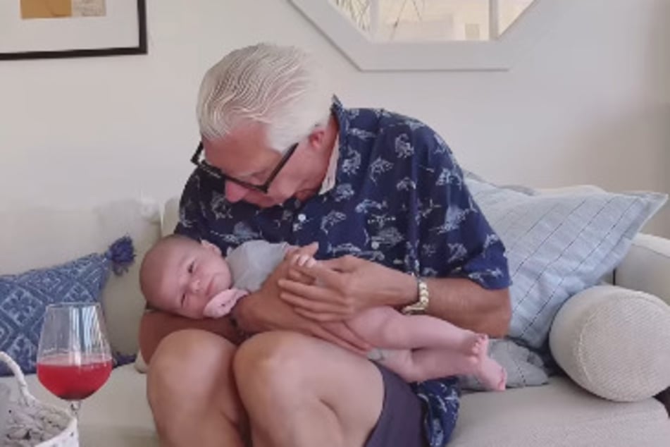 Auch Ken Dionzon (92) bekommt von dem Jungen nicht genug.