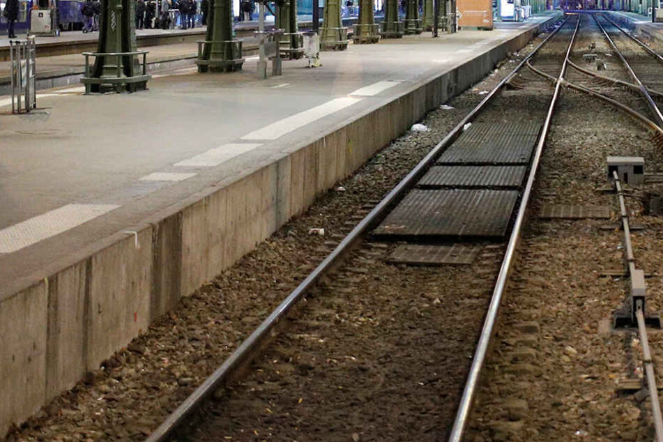 Zeugen hielten den unverletzten 23-Jährigen anschließend bis zum Eintreffen der Polizei fest.