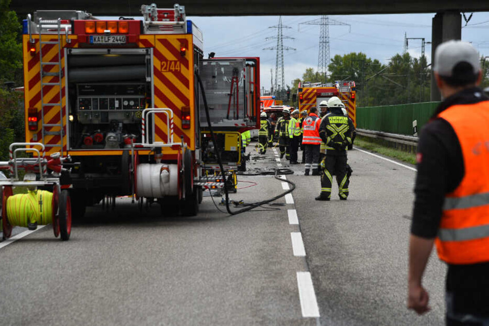 Die Feuerwehr geht am Unfallort ihrer Arbeit nach.