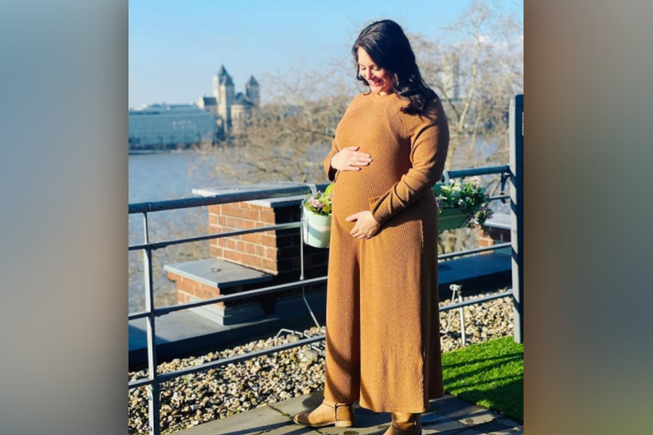 Leonie Koch (37) präsentiert ihren Babybauch auf einem Instagram-Foto.