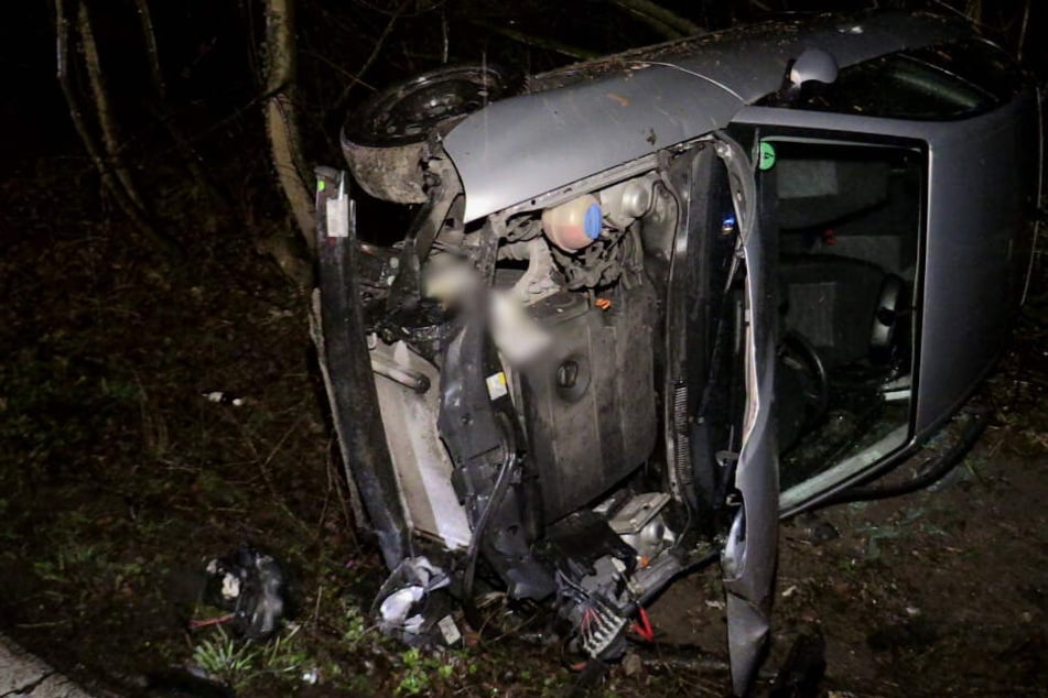 Der Fahrer hatte offenbar die Kotrolle über das Auto verloren und war in die Böschung gekracht.