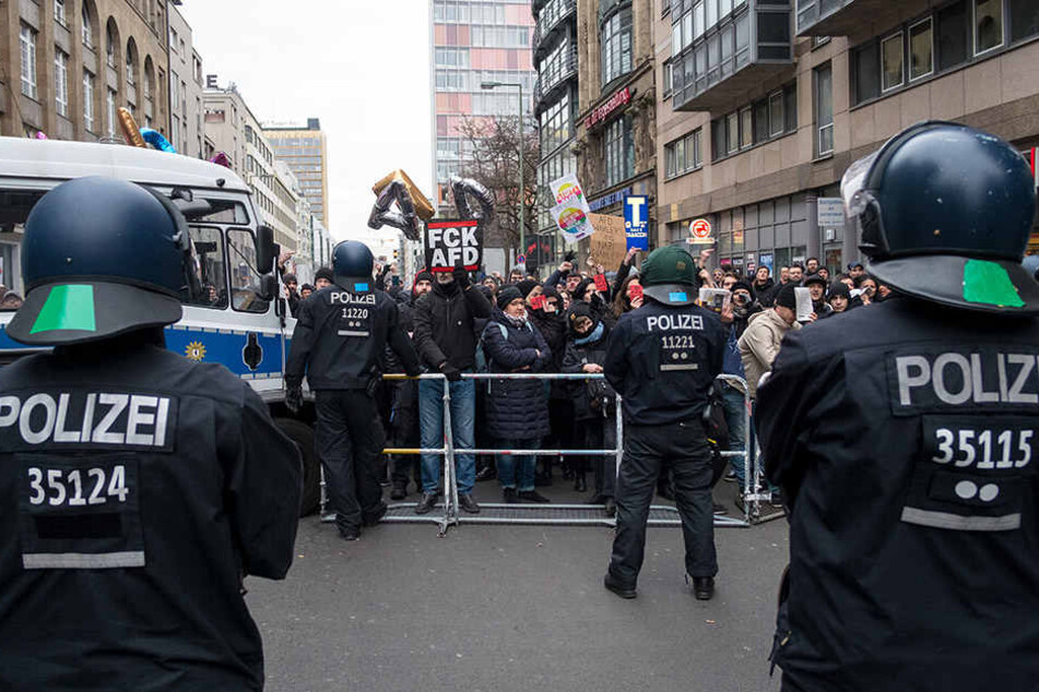 Gegendemonstranten an der Blockade am Checkpoint Charlie.