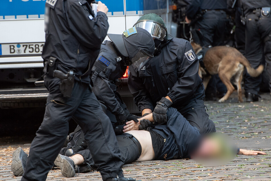 Im Laufe des Freitagabends nahmen Polizisten 13 Männer und drei Frauen fest.